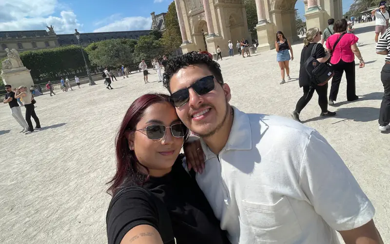 Steven y Valentina en los jardines de las Tullerías, en París